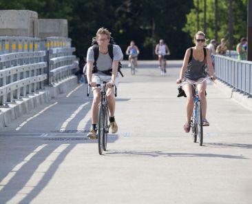 Cyclistes sentier cyclable