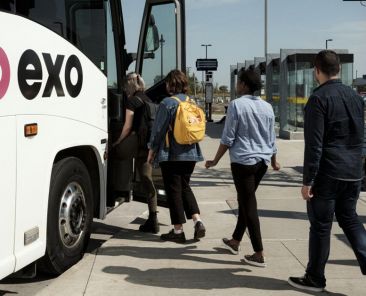 Passagers qui entrent dans un autobus Exo