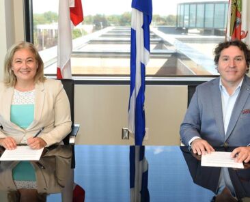 Doreen Assaad, mairesse de Brossard, et Massimo Iezzoni, directeur général de la CMM, lors de la signature de l’entente de principe.