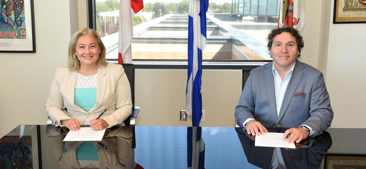 Doreen Assaad, mairesse de Brossard, et Massimo Iezzoni, directeur général de la CMM, lors de la signature de l’entente de principe.