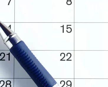 Page de calendrier avec un crayon
