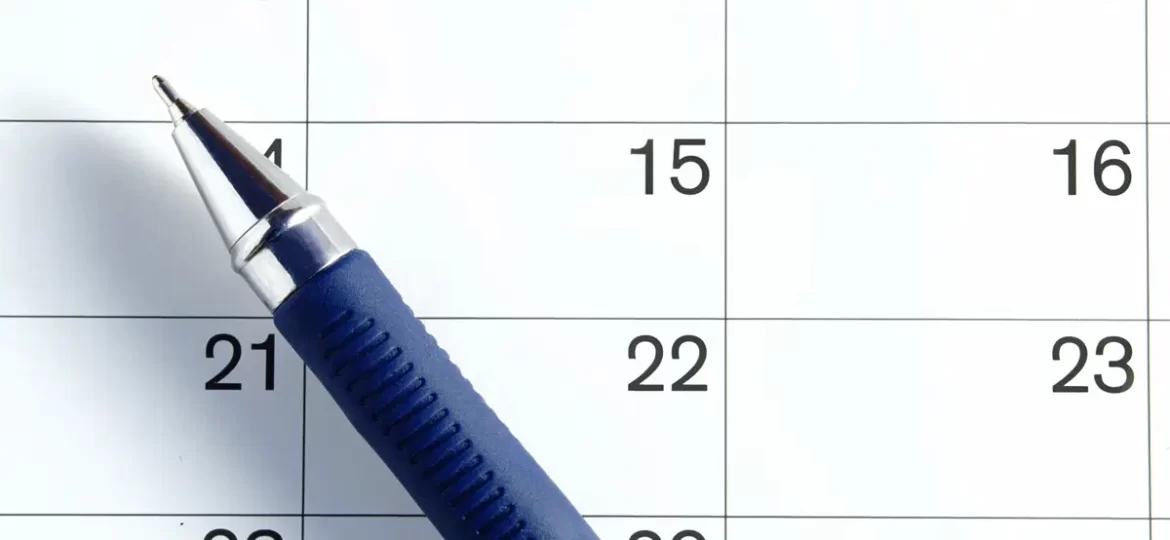 Page de calendrier avec un crayon