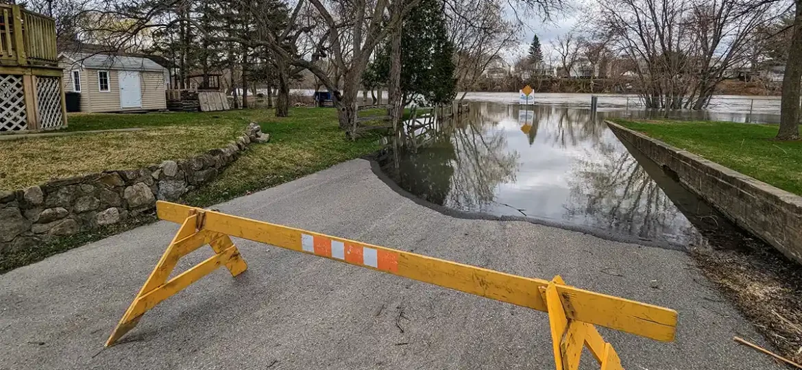 Inondation légère dans une rue