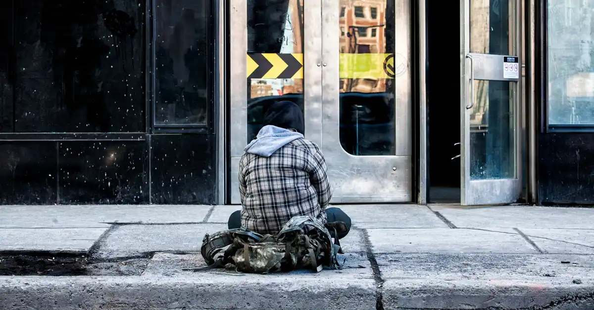 Itinérant Itinérant devant une station du métro de Montréal