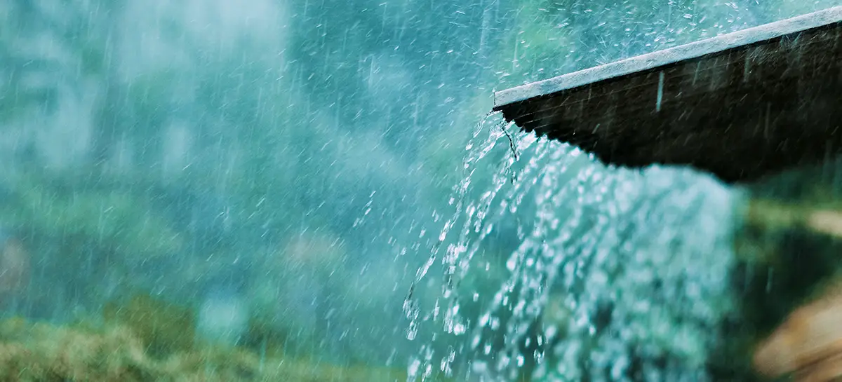 Eau de pluie qui déferle d'un toit